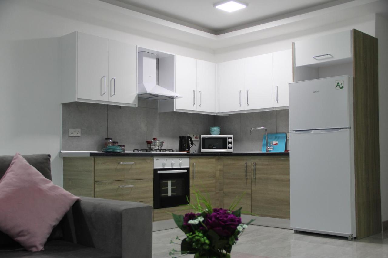 Okman Homes Кирения Екстериор снимка