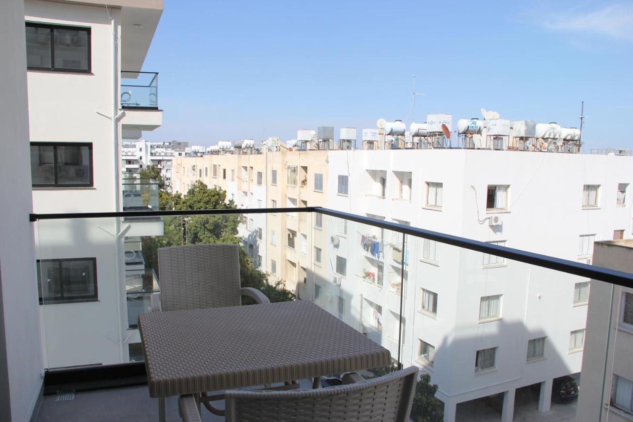 Okman Homes Кирения Екстериор снимка