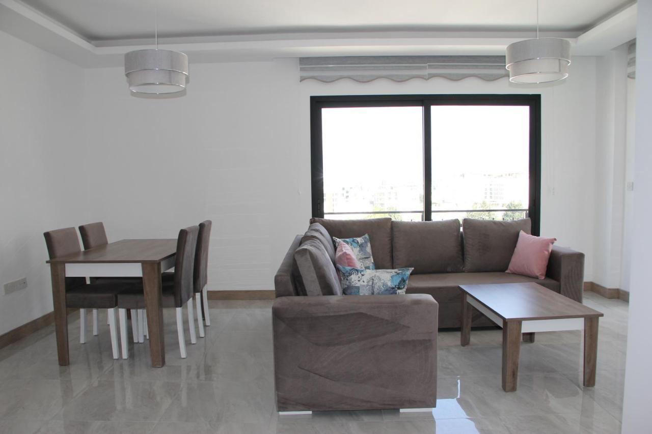 Okman Homes Кирения Екстериор снимка