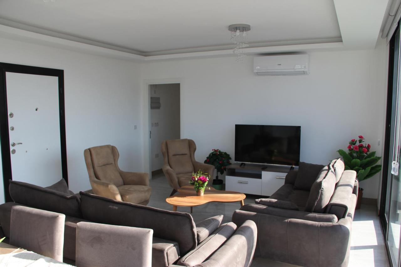 Okman Homes Кирения Екстериор снимка