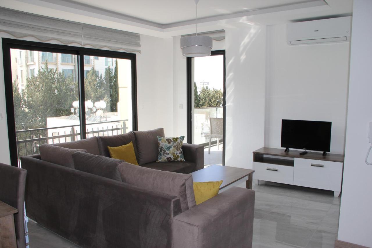 Okman Homes Кирения Екстериор снимка