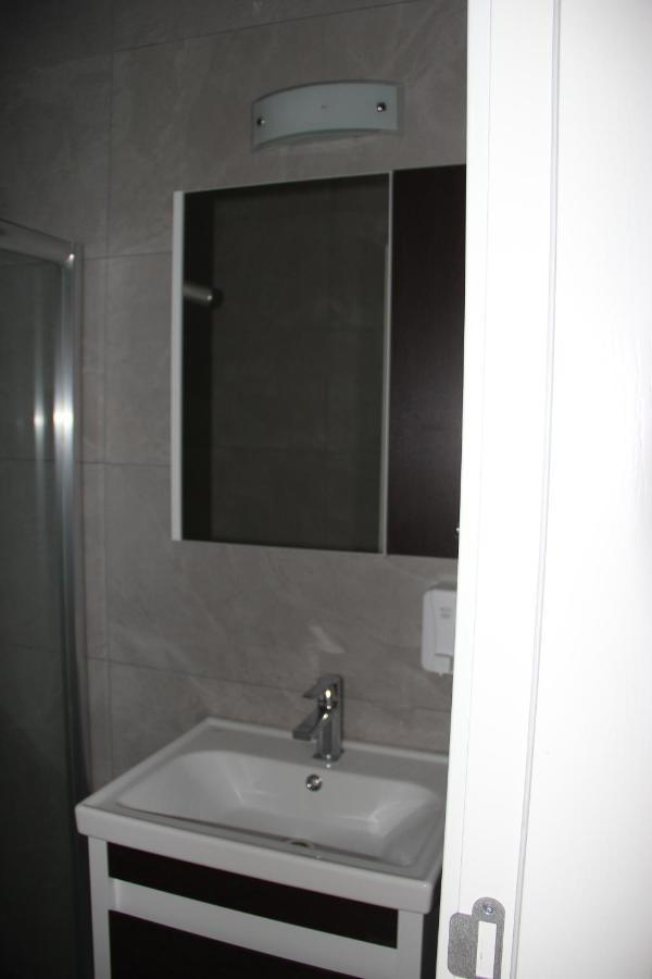 Okman Homes Кирения Екстериор снимка