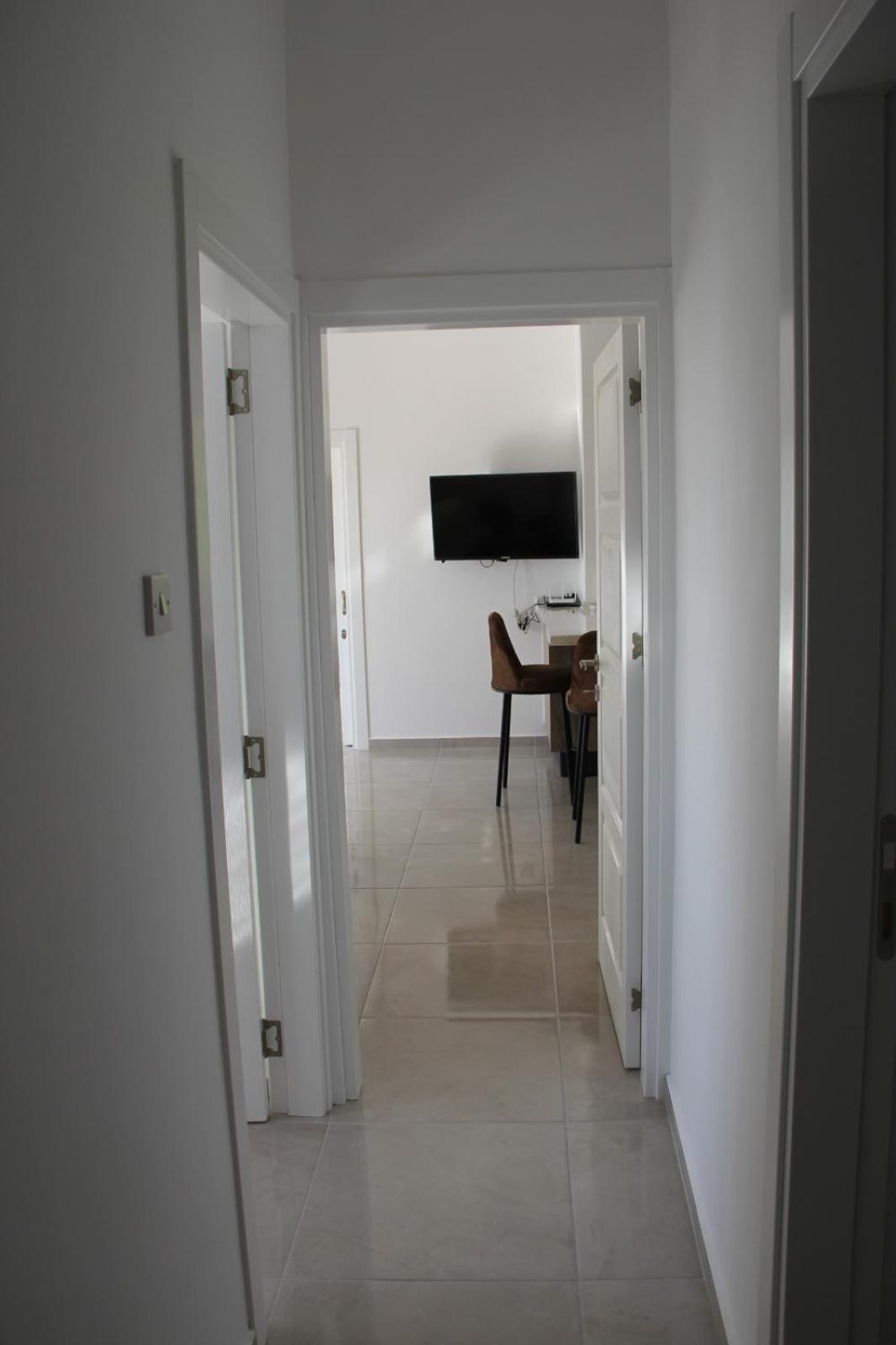 Okman Homes Кирения Стая снимка
